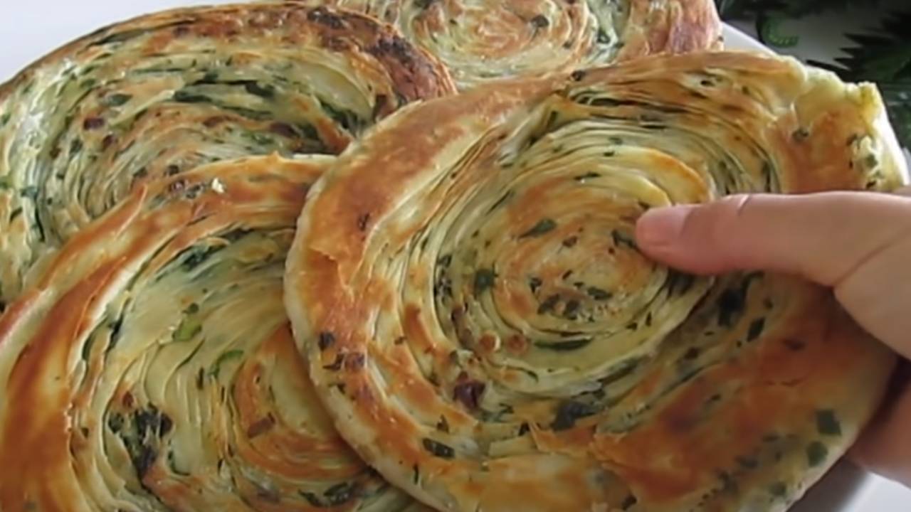 İlk lokmadan itibaren yiyeni baştan çıkaran bol yeşillikli tel katmer tarifi