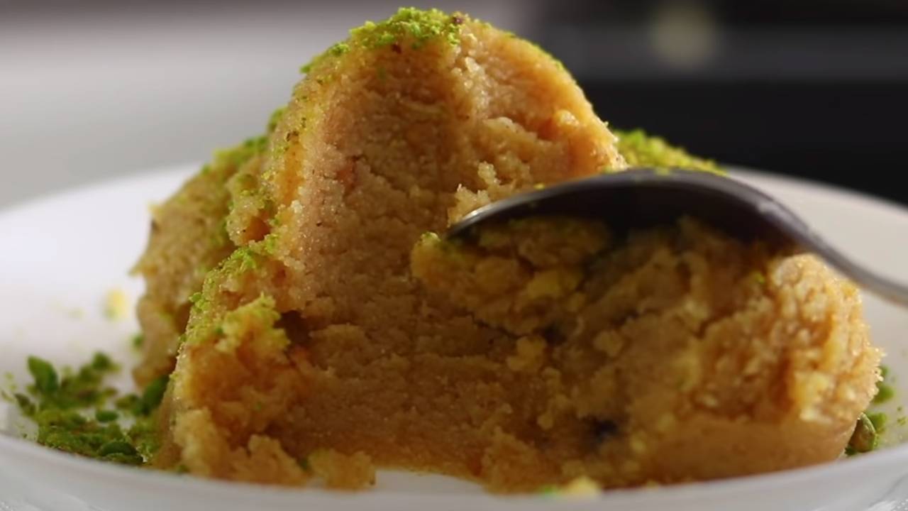 Helva yapamazsın diyenleri utandırın: Tam ölçülü sütlü irmik helvası tarifi