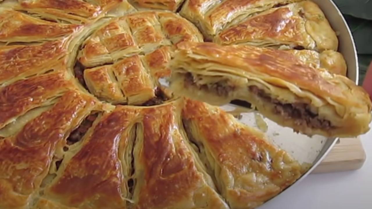 Bu tarif tam tembellere göre! Sadece 2 beze ile su böreği tadında kıymalı börek