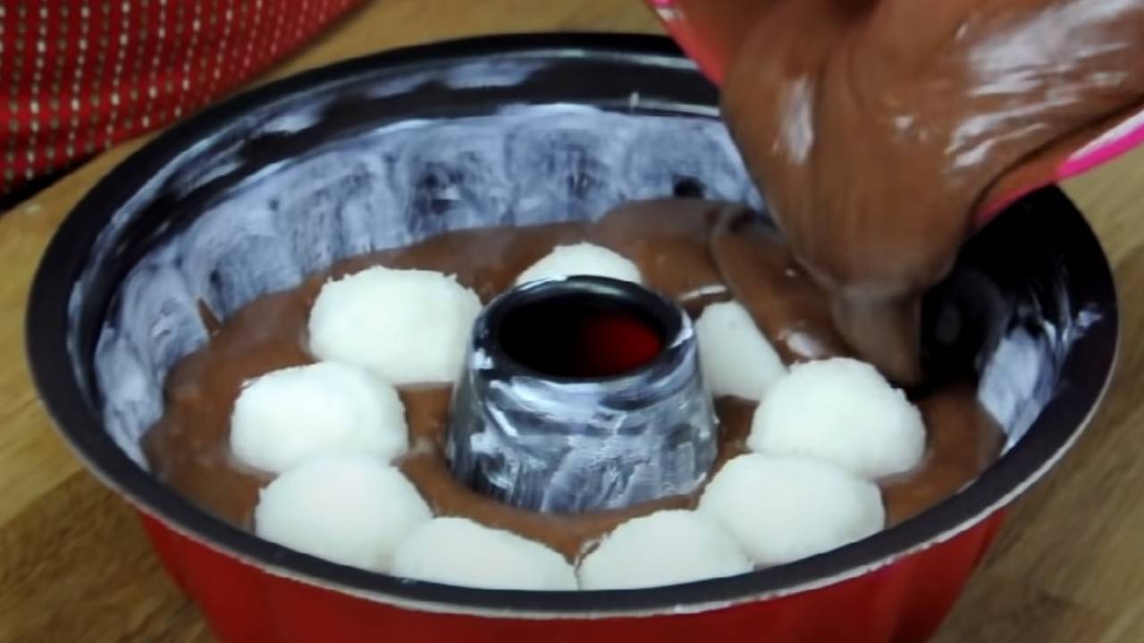 Hindistan cevizli süpriz kek nasıl yapılır? Cocostar kek tarifi ve malzemeleri...