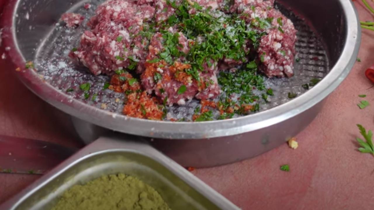 İçinde sadece 2 baharat var! İşte tüm köftelerin tahtını sallayan Mengen köftesi