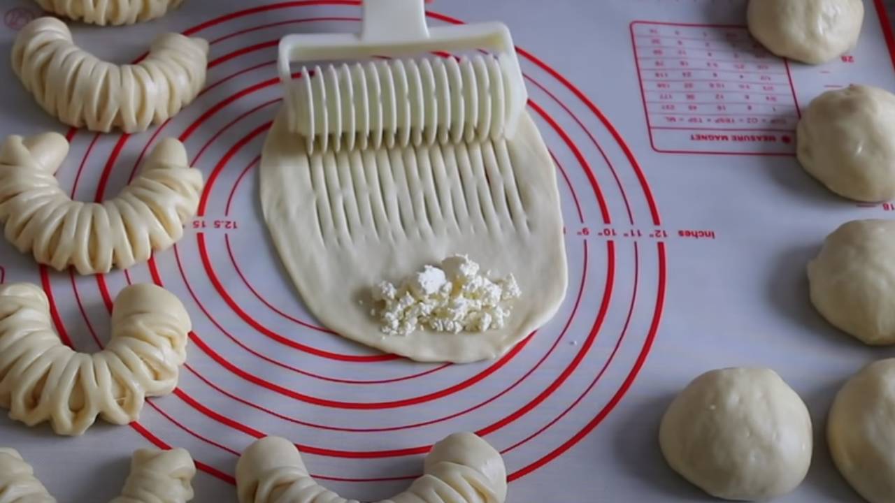 Pamuk kadar yumuşak ve şekliyle hayranlık uyandıran şerit poğaça nasıl yapılır?