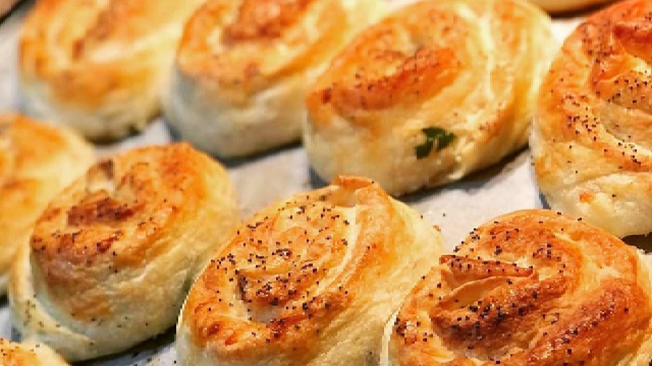 Gül böreğini bir de sodalı suda bekleterek pişirin! Asla pişman olmazsınız...