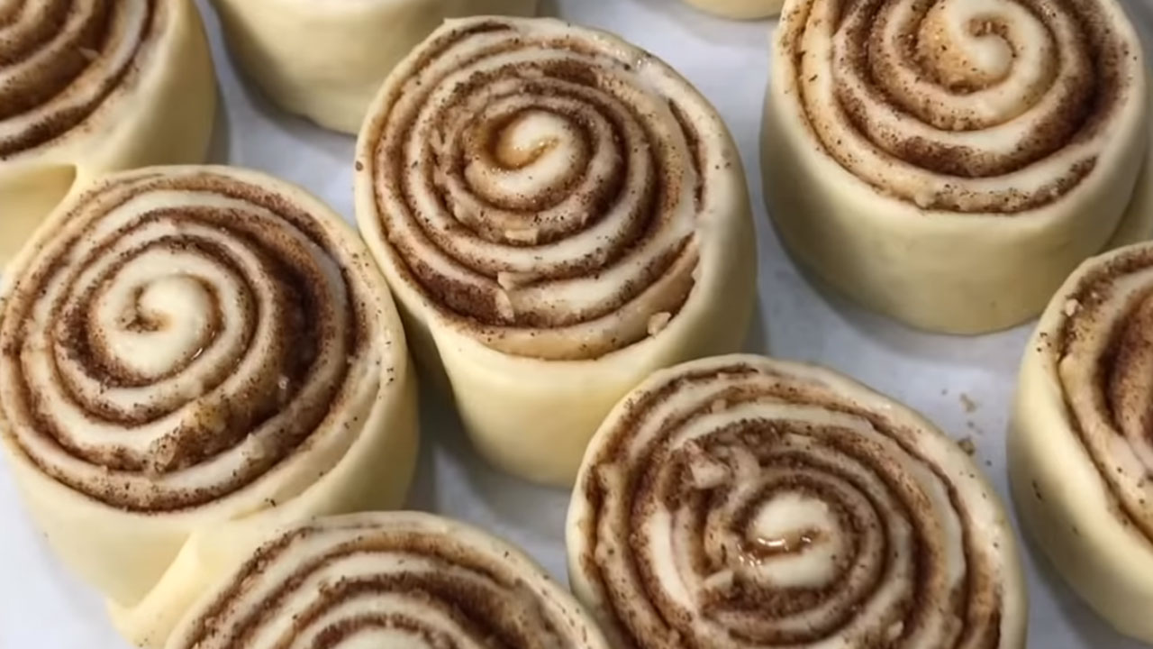 Üzerindeki muazzam sosunda neler var neler! Yedikçe yemek isteyeceğiniz tarçınlı rulo tarifi