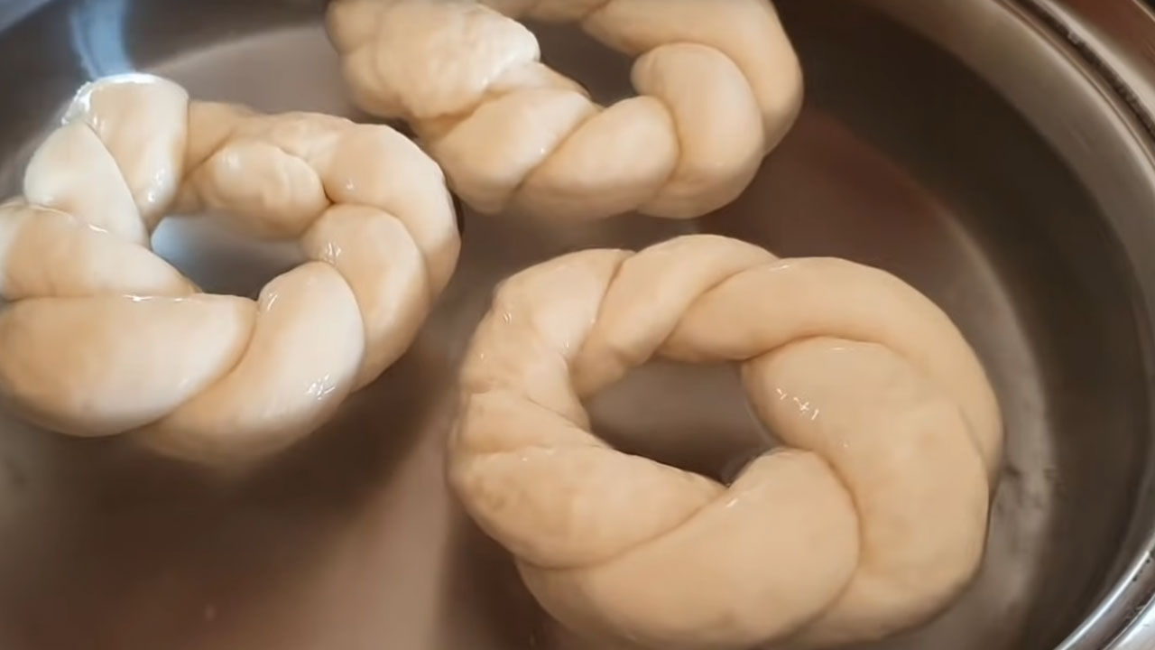 100 yıl önce bile kullanılan çok farklı bir pişirme tekniğiyle açma poğaça tarifi