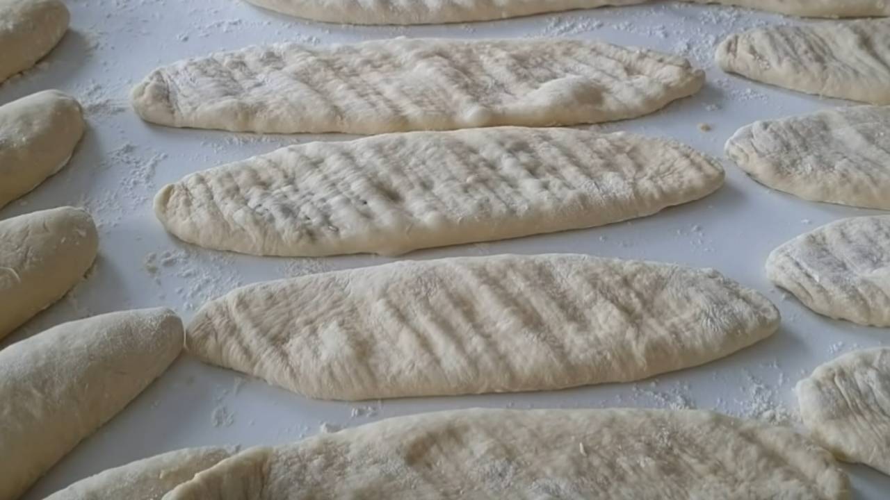 Oklavasız, merdanesiz, ustasından öğrendiğim orjinal kır pidesi tarifi