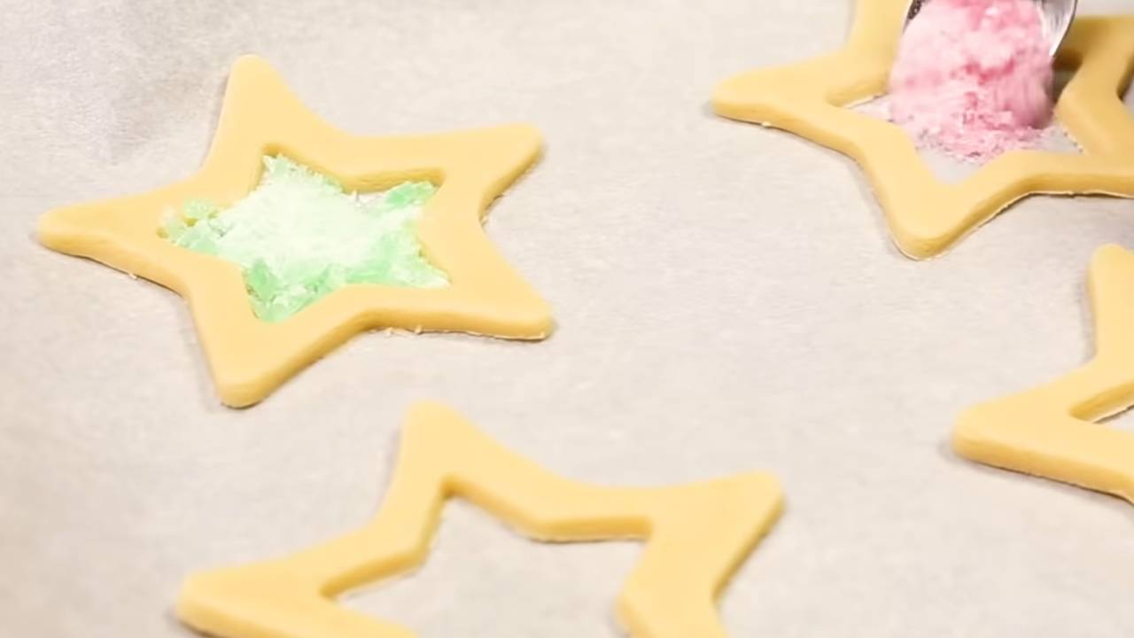 Birbirinden renkli vitray cam kurabiye tarifi. Çocuklar bu tarifle çok eğleniyor