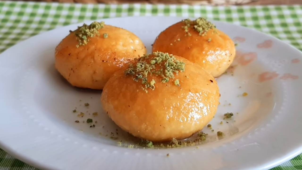 Şerbetli tatlılar arasında belkide en hafifi bu! İşte Ayvalık usulü lor tatlısı tarifi