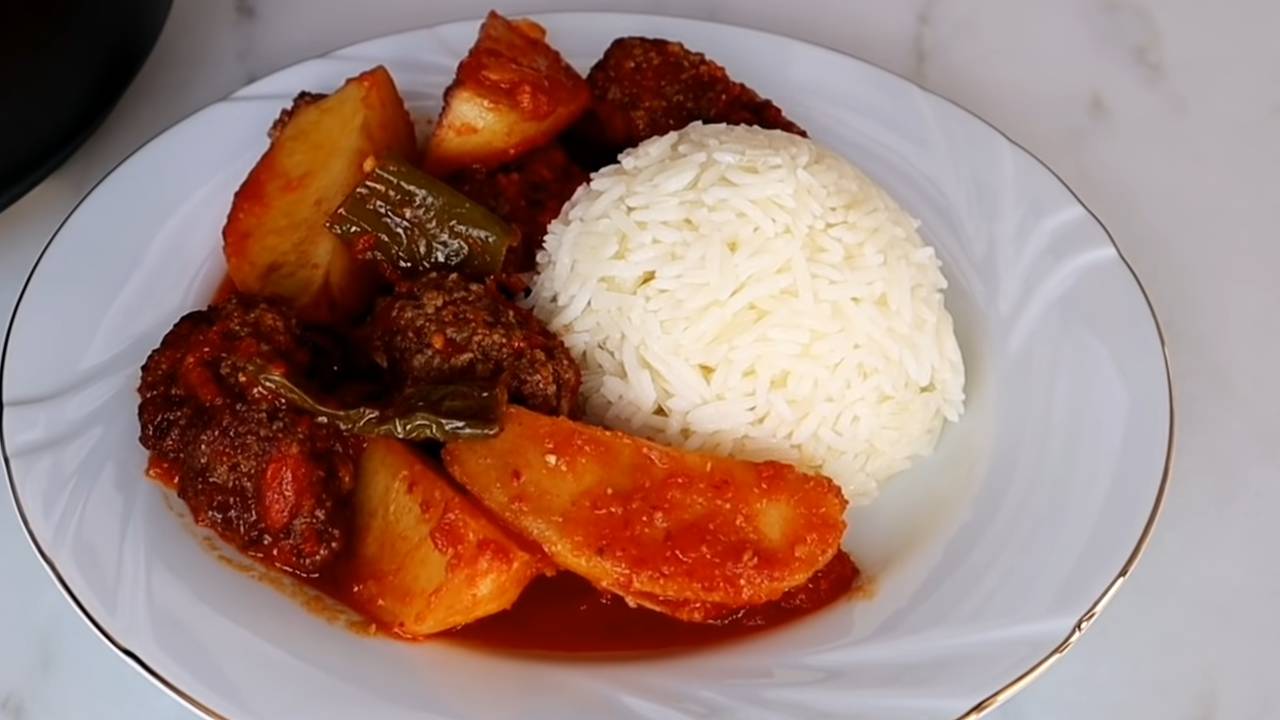 İzmir köfteyi bir de bu tarifle deneyin. Bu tarif fırınsız ama çok lezzetli