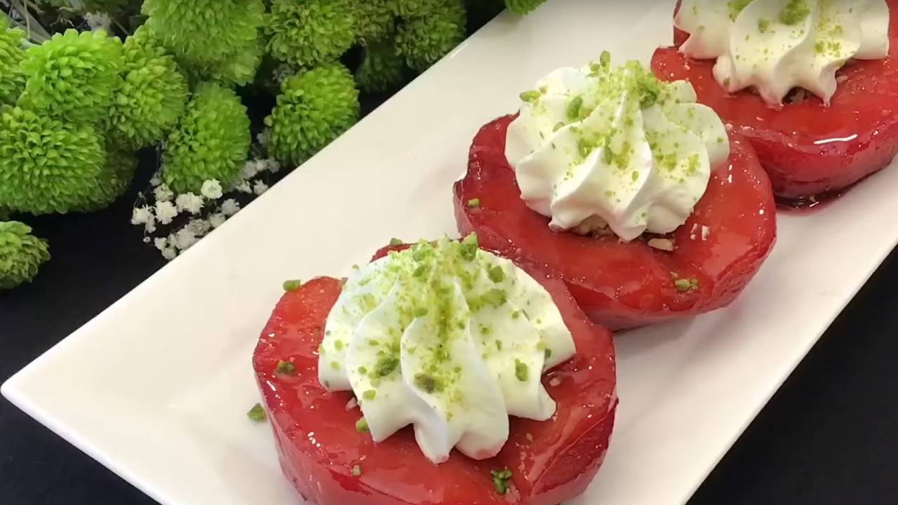 Ayvaya bambaşka bir lezzet katmak isteyenlere: Elmalı ayva tatlısı tarifi