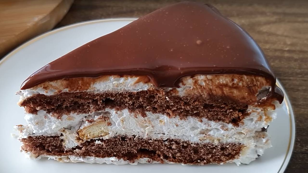 Bu pastayı yapmak için ne fırına ne de tepsiye ihtiyaç var! İşte tencerede süper kolay yaş pasta tarifi