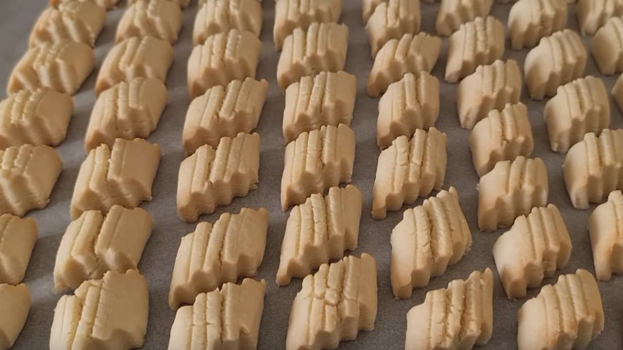 😋 Sadece un, yağ ve şekerle daha önce hiç bu kadar lezzetlisini yemedim diyeceğiniz Un Kurabiyesi tarifi