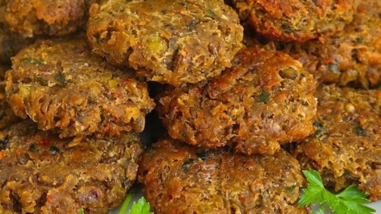 Akşam yemeklerinin vazgeçilmezi olacak. Kızarmış mercimek köftesi tarifi..