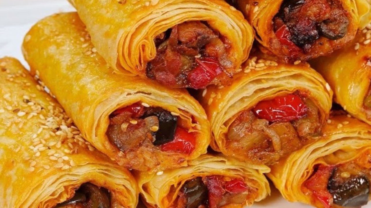 Baklavalık yufkayla yapılıyor. El açması kıvamında oluyor. Enfes patlıcanlı börek tarifi