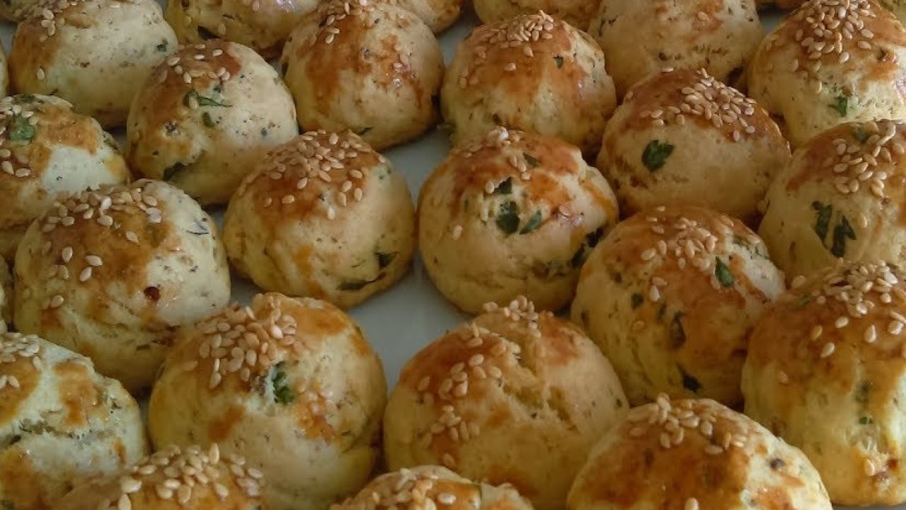 İki Lezzet Bir Arada... Ağızda dağılan. Lokum gibi olan Peynirli Kurabiye Poğaça Tarifi