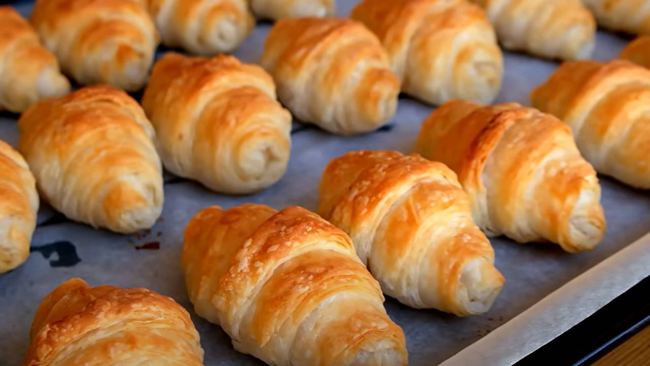 Çıtır çıtır kravusan börek tarifi! Lezzeti asla şaşmıyor...