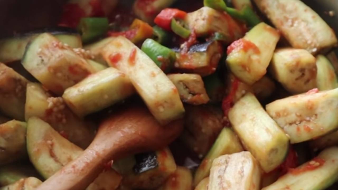 Sadece 10 dakikada kışlık patlıcan konservesi tarifi! Kızartma ve şişe kaynatma derdine son