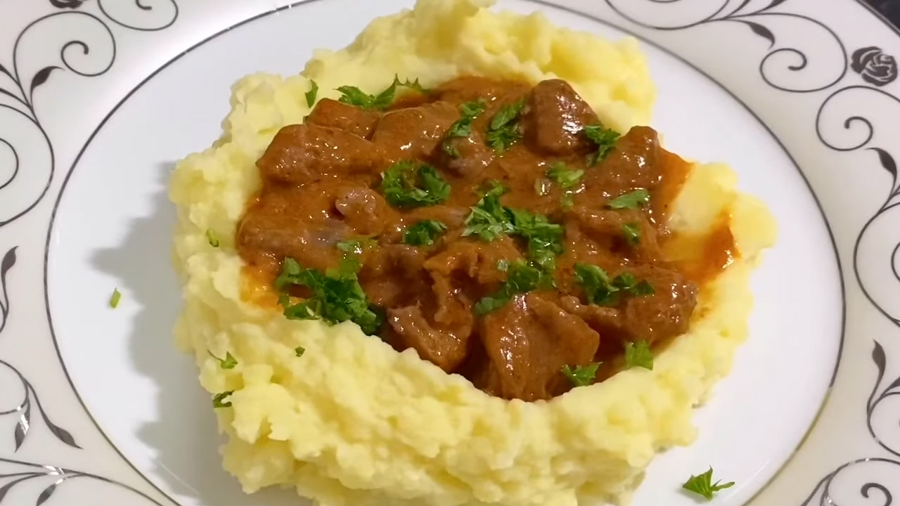 Patates Püresi Yatağında Et Sote Nasıl Yapılır? İşte Patetes Püreli Et Sote Tarifi