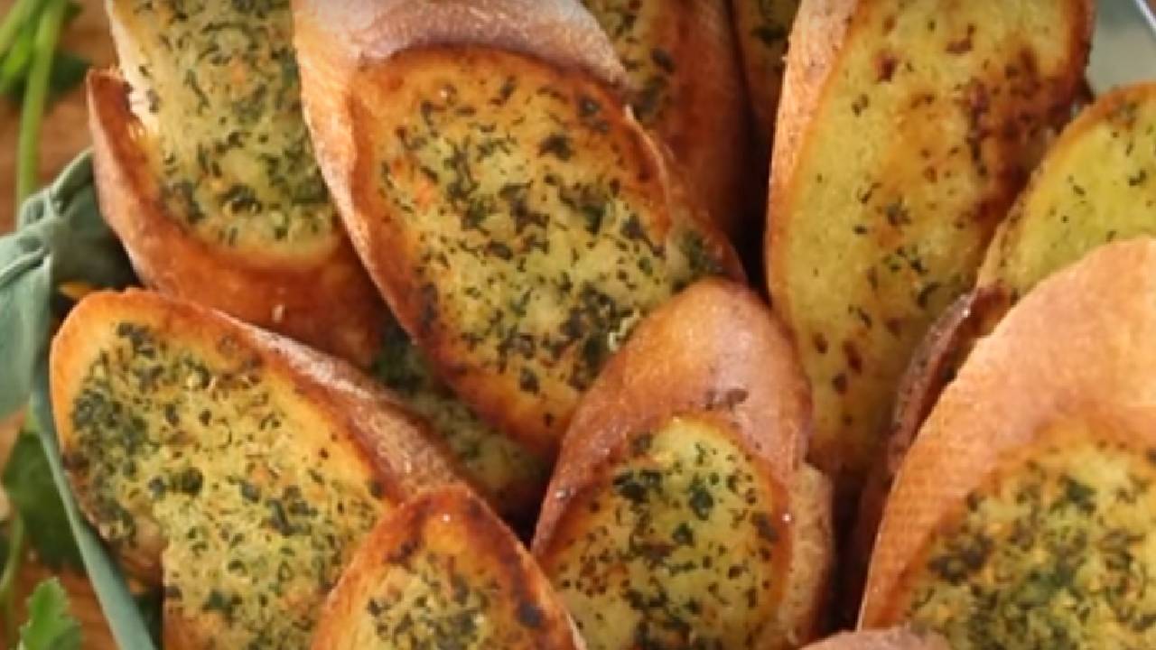 Evde Sarımsaklı Ekmek Nasıl Yapılır? İşte Lezzetli Peynirli Sarımsaklı Ekmek Tarifi