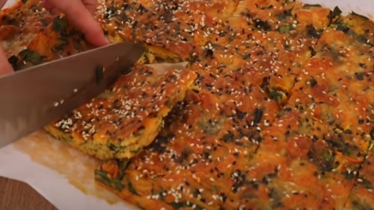 Fırında Bol Sebzeli Yufkasız Tepsi Böreği Nasıl Yapılır?